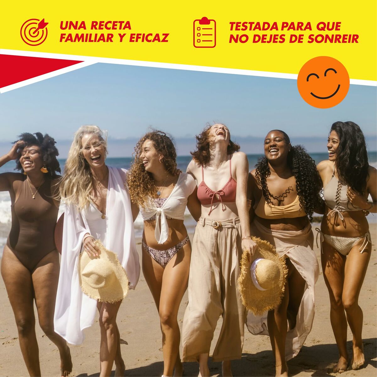 Groupe de femmes souriantes en maillots de bain sur la plage, profitant d'une journée ensoleillée ensemble.