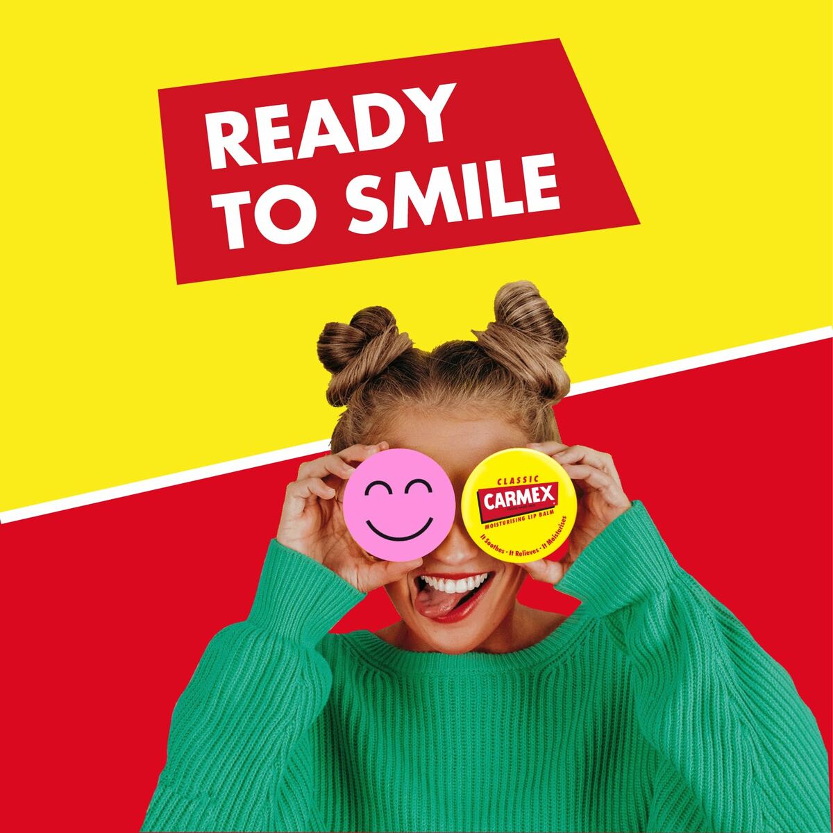 Femme souriante avec des baumes à lèvres Carmex, prête à sourire sur fond coloré.