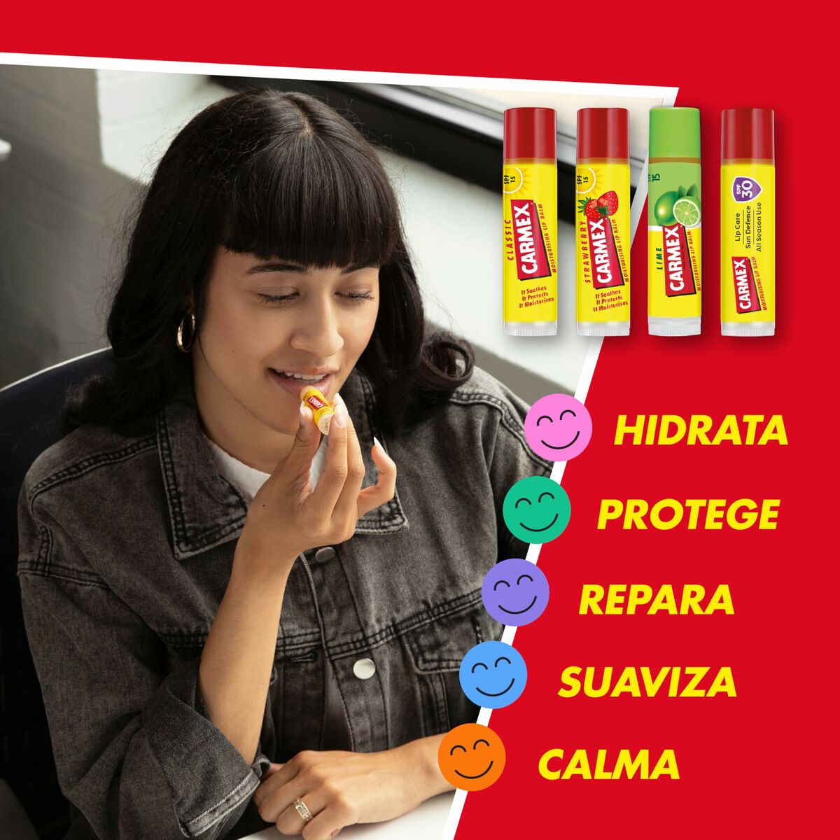 Femme appliquant le baume à lèvres Carmex tout en affichant des produits similaires, sur fond rouge avec des mots clés.