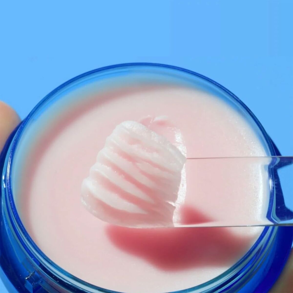 Baume à lèvres DR.JART+ VITAL HYDRA SOLUTION, texture crémeuse dans un pot bleu, idéale pour une hydratation intense.