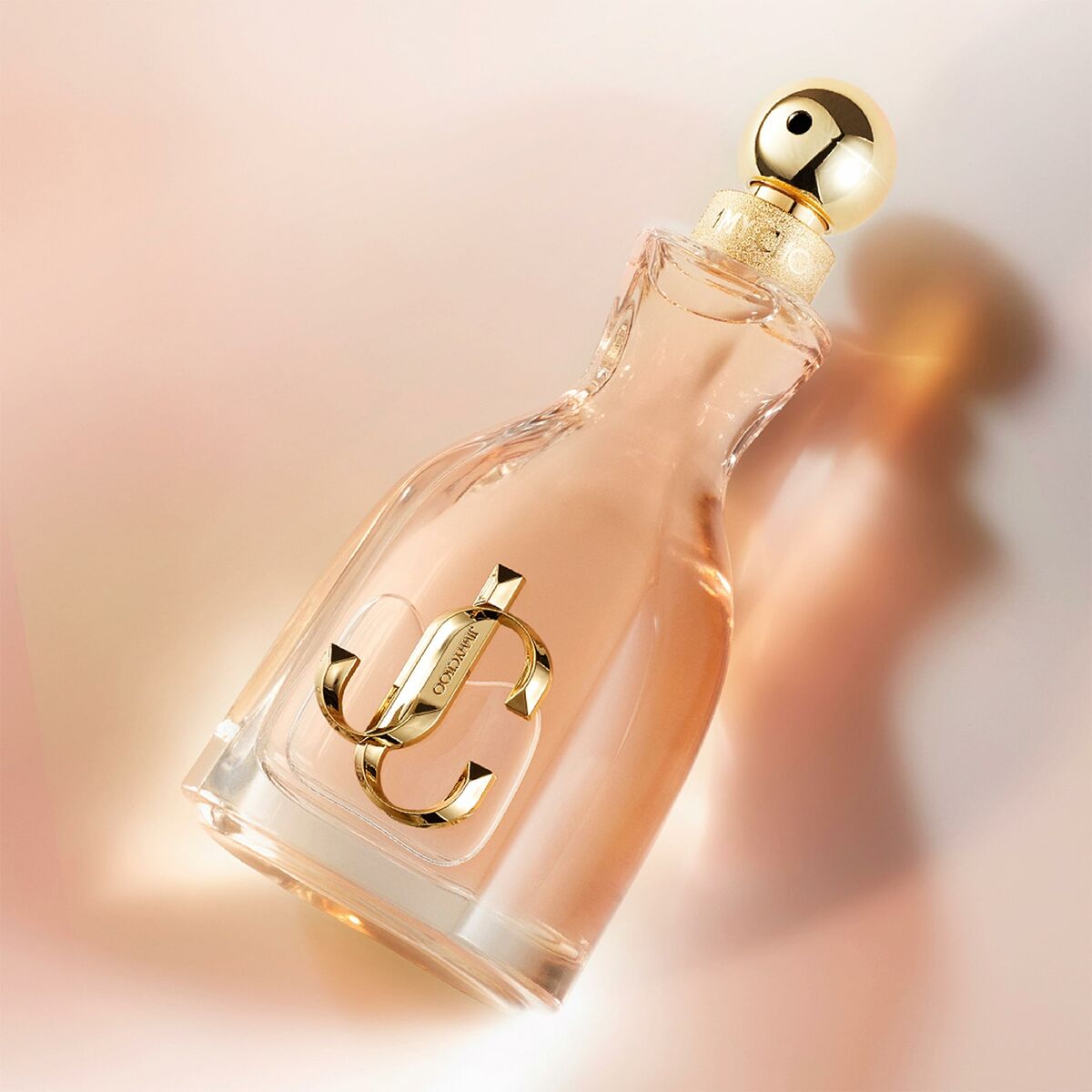 Flacon de parfum Jimmy Choo I Want Choo EDP, 60 ml, avec design élégant et logo doré.