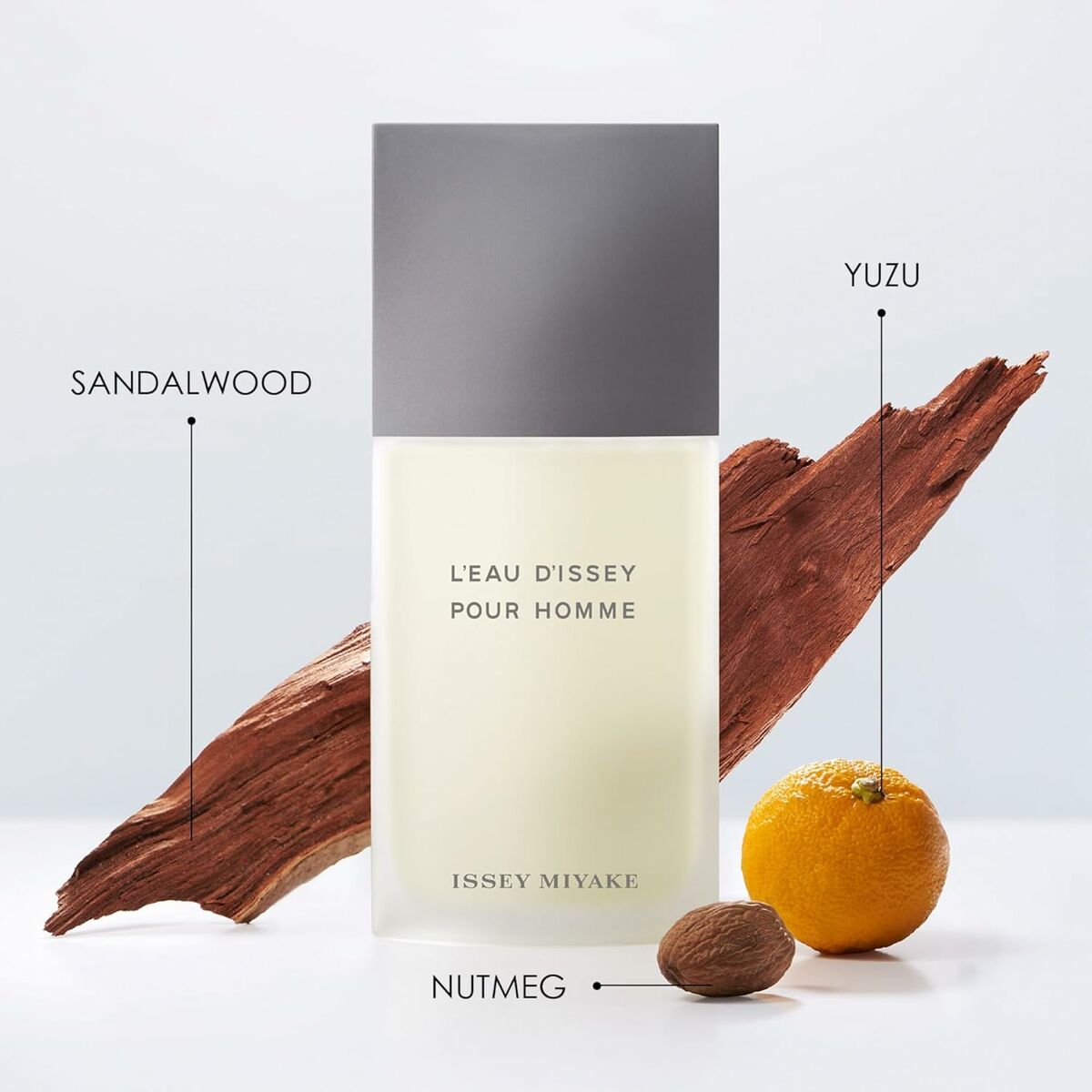 Flacon de parfum Issey Miyake L'Eau d'Issey pour Homme avec notes de yuzu, bois de santal et muscade.