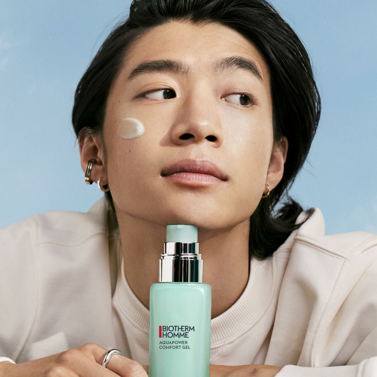 Biotherm Homme Aquapower Comfort Gel 75 ml with model applying the product, showcasing skincare for men.