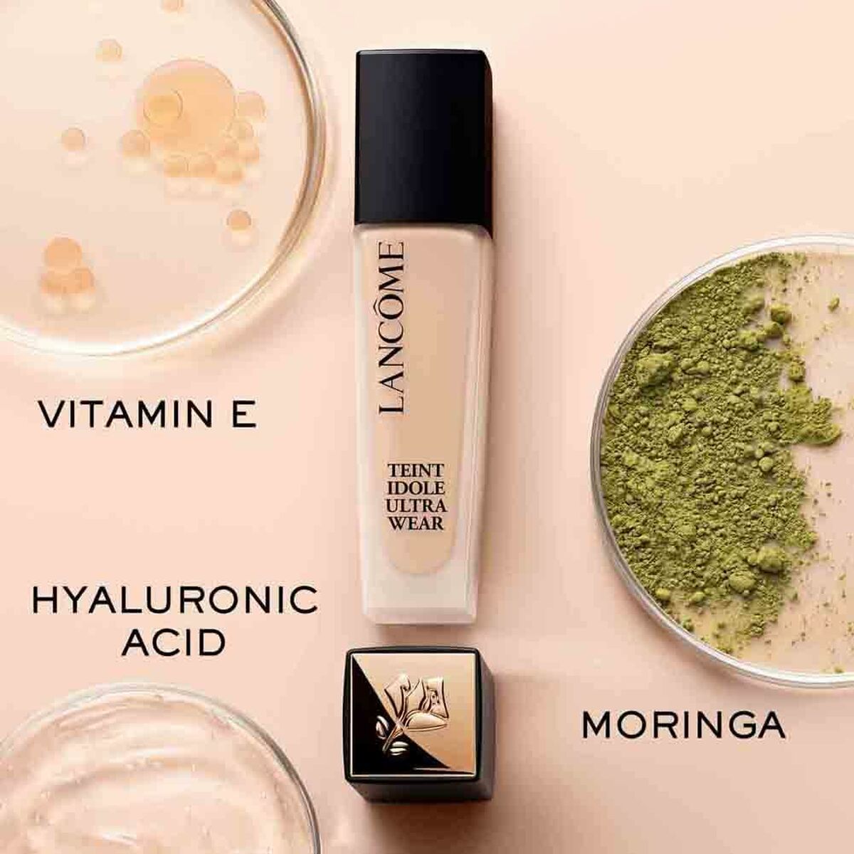 Base de maquillage Lancôme Teint Idole Ultra Wear avec ingrédients comme vitamine E, acide hyaluronique et moringa.