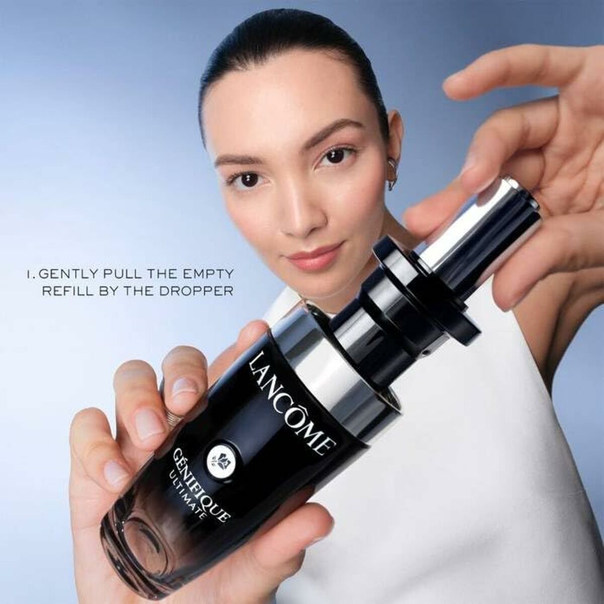 Femme utilisant la crème de jour Lancôme GÉNIFIQUE 50 ml avec compte-gouttes, démontrant son engagement pour les soins de la peau.