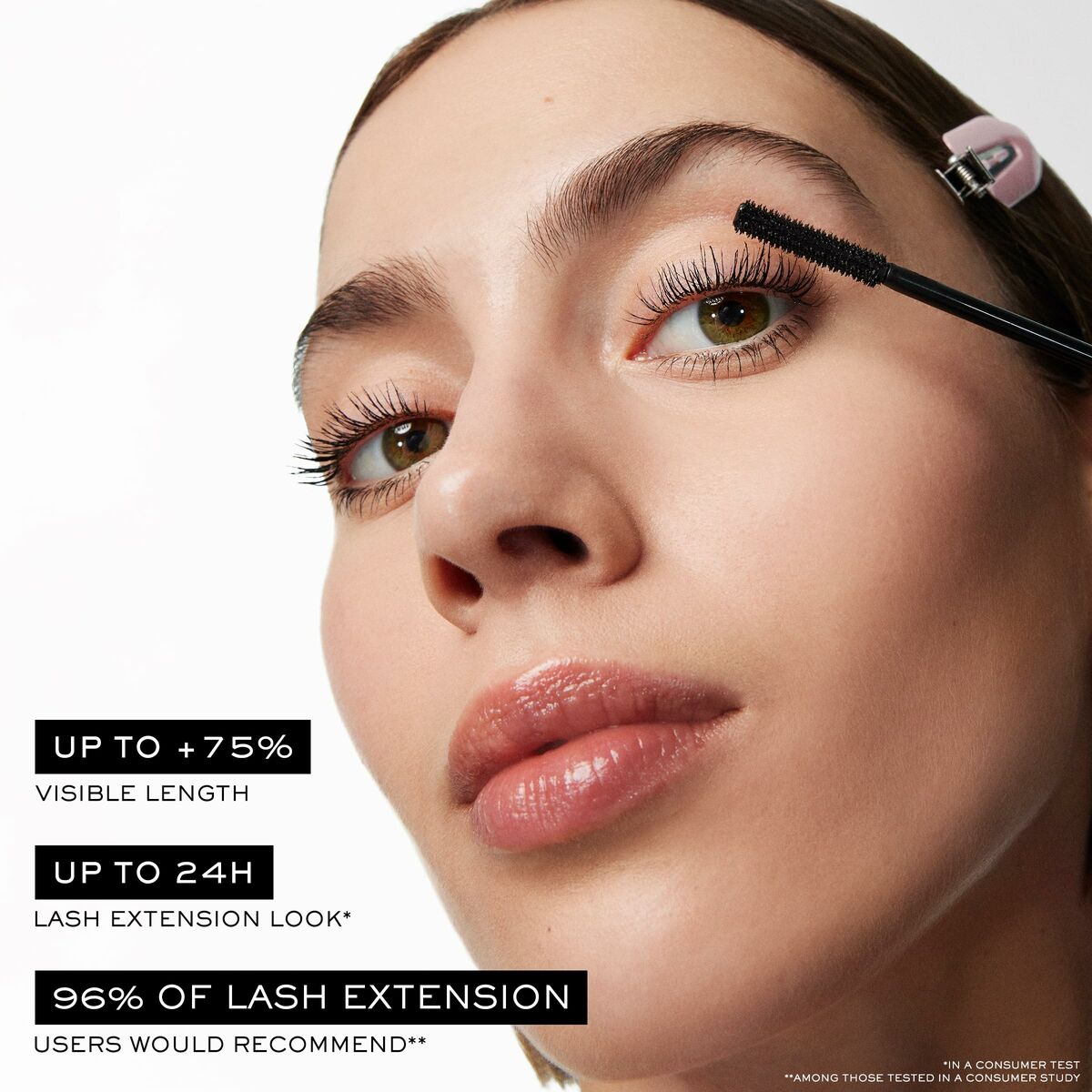 Femme appliquant le mascara Lancôme LASH IDÔLE pour une longueur de cils accrue jusqu'à 75%.