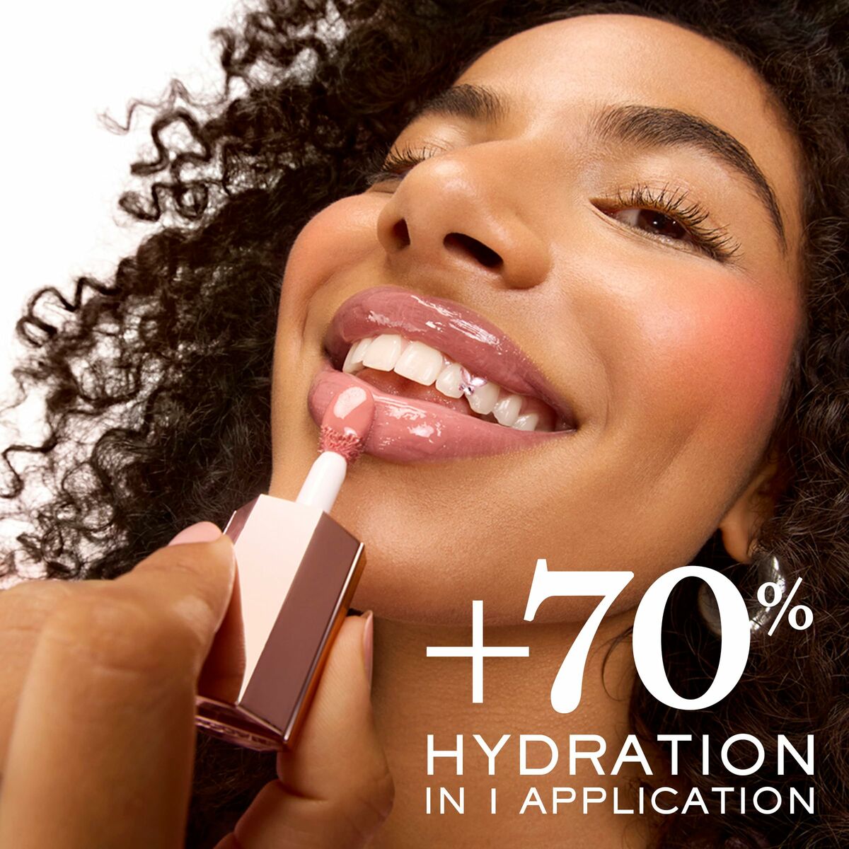 Model applying Lancôme IDÔLE MAKE-UP lipstick, showcasing +70% hydration in one application.