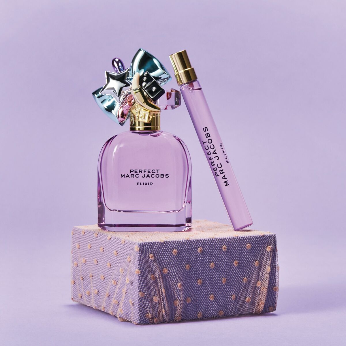 Parfum unisexe Marc Jacobs Perfect Elixir 50 ml avec vaporisateur sur un fond violet.