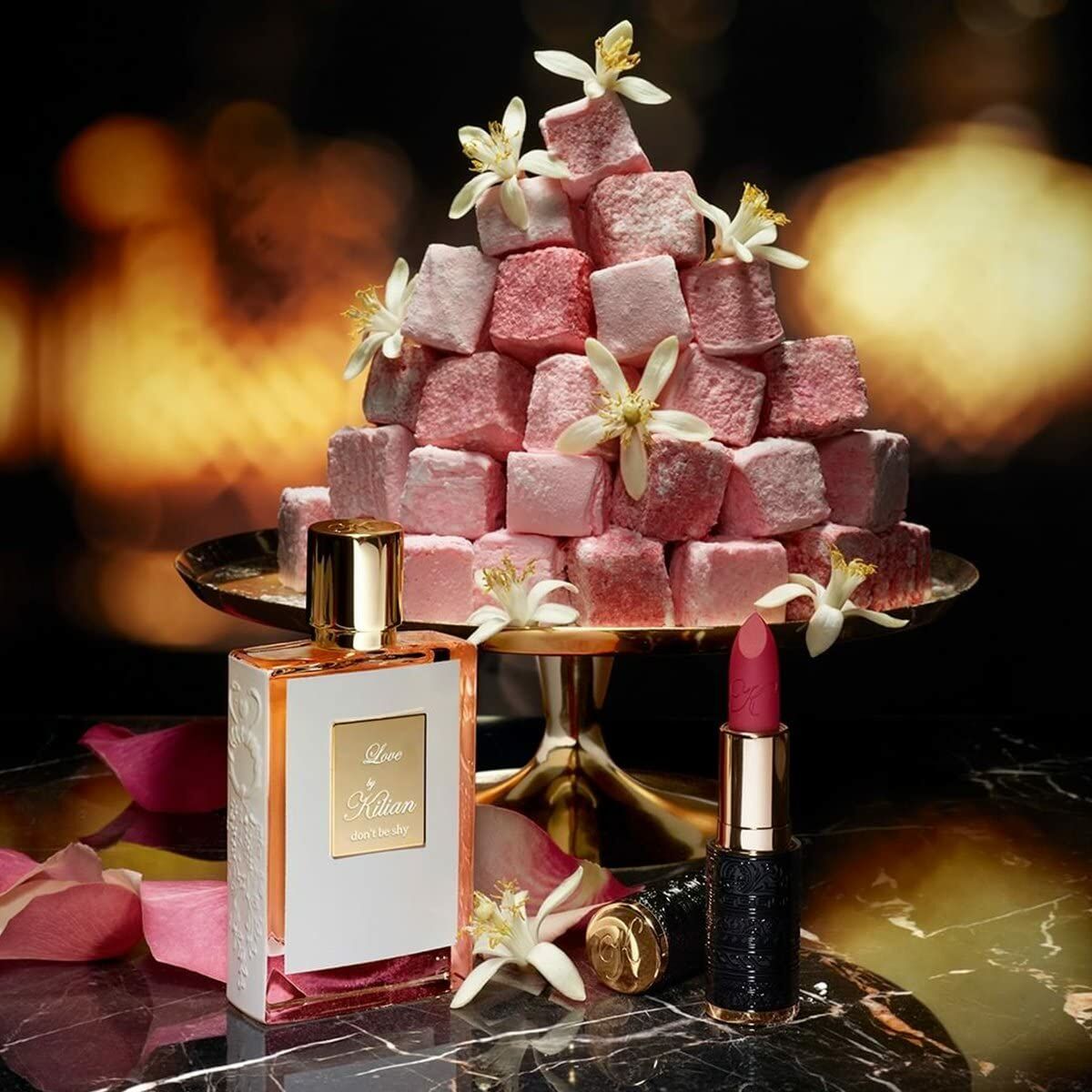 Parfum Femme Kilian Love Don't Be Shy EDP 50 ml with pastel marshmallows and lipstick on a decorative plate.