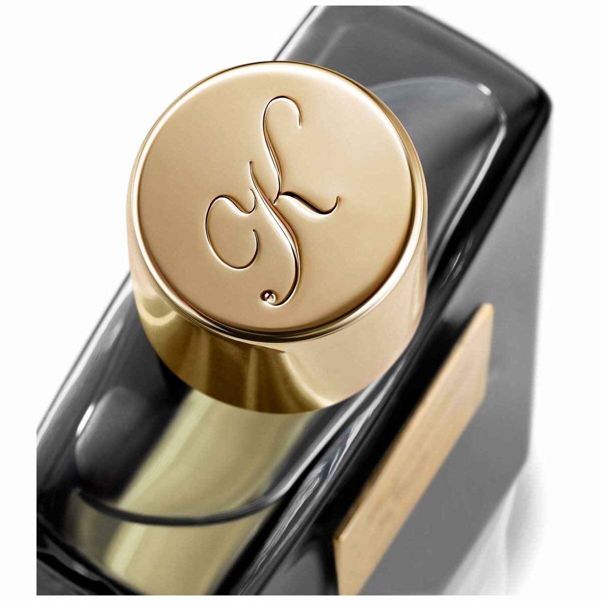 Close-up of the cap of Parfum Homme Kilian Straight to Heaven 50 ml, showcasing elegant gold design.