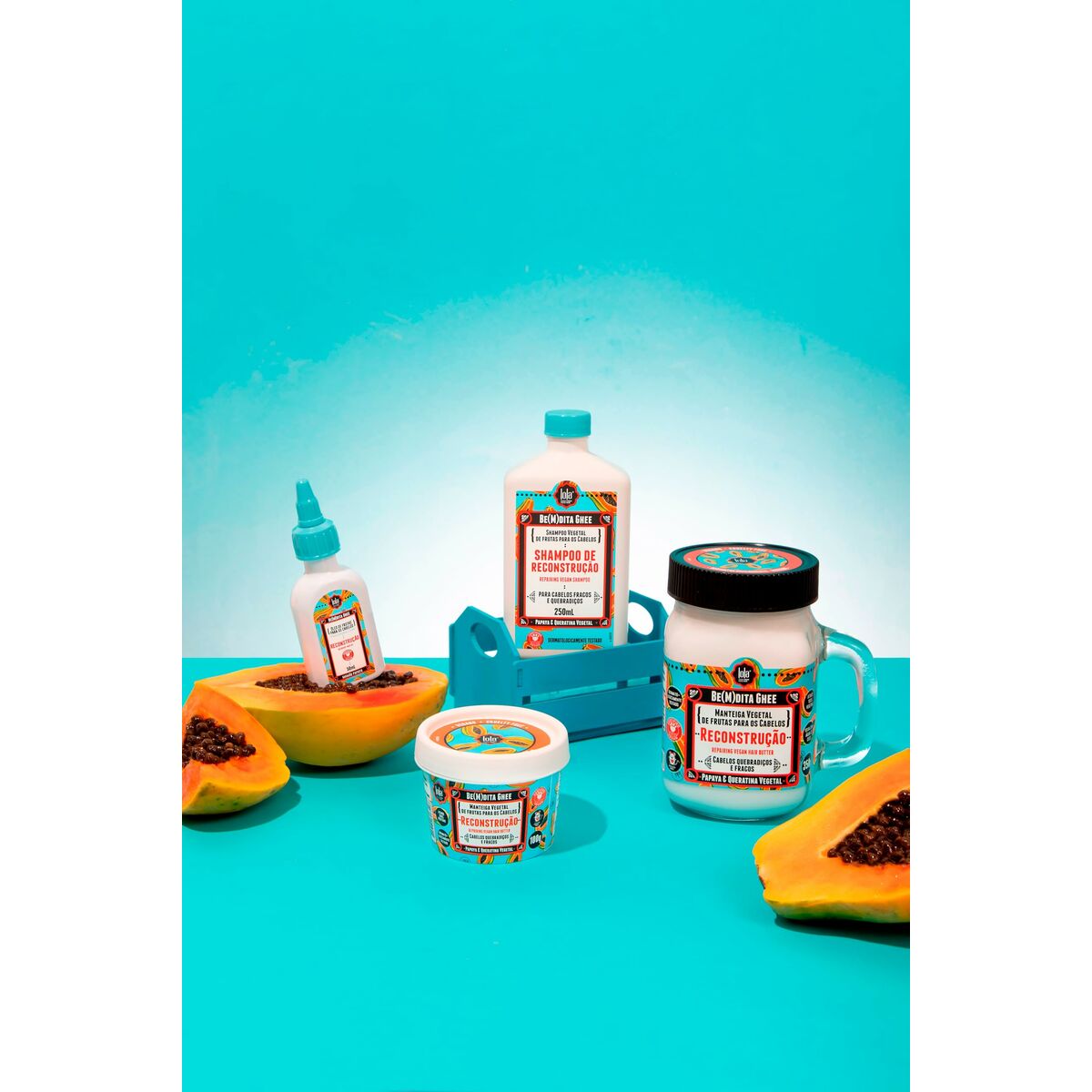 Gamme de produits de soin capillaire Lola Cosmetics avec des ingrédients naturels, présentée sur fond coloré.