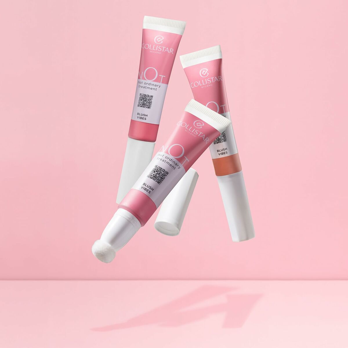 Set de Maquillage Collistar NOT avec produits fluides sur fond rose, 100% authentiques et véganes.