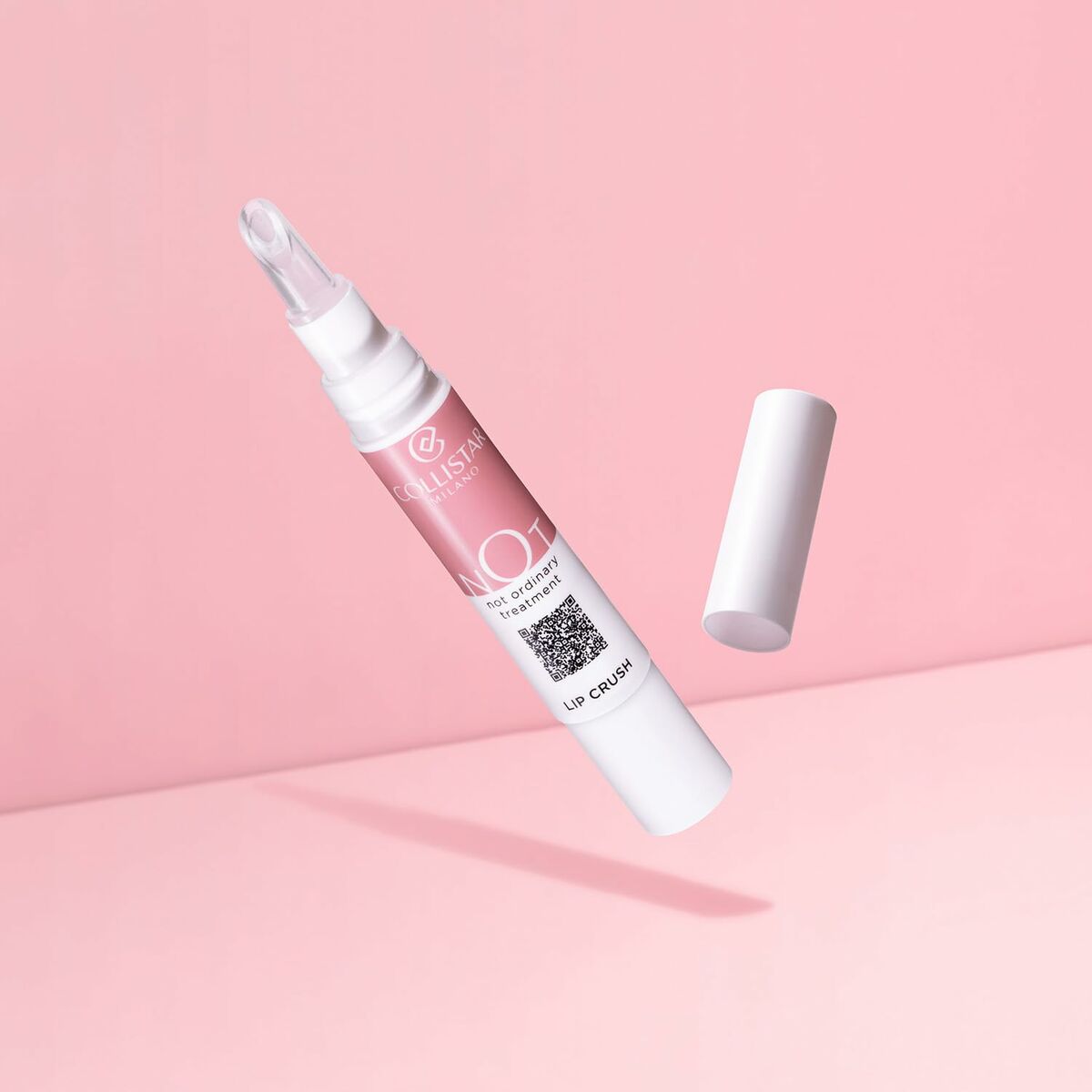 Rouge à lèvres Collistar NOT 4,5 ml sur fond rose, avec applicateur transparent et bouchon blanc.
