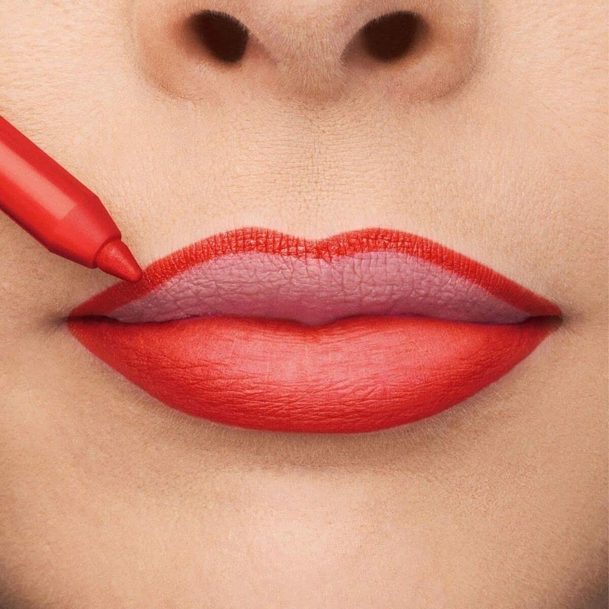Application of Collistar Professional Nº 40 Mandarino lipstick on lips for a vibrant and sexy look.