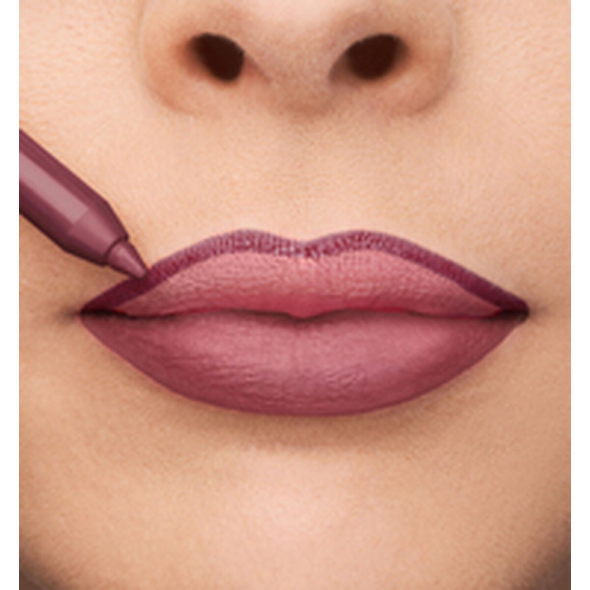Application of Collistar Professionale Nº 112-Iris Fiorentino lipstick with a lip liner on a woman's lips.