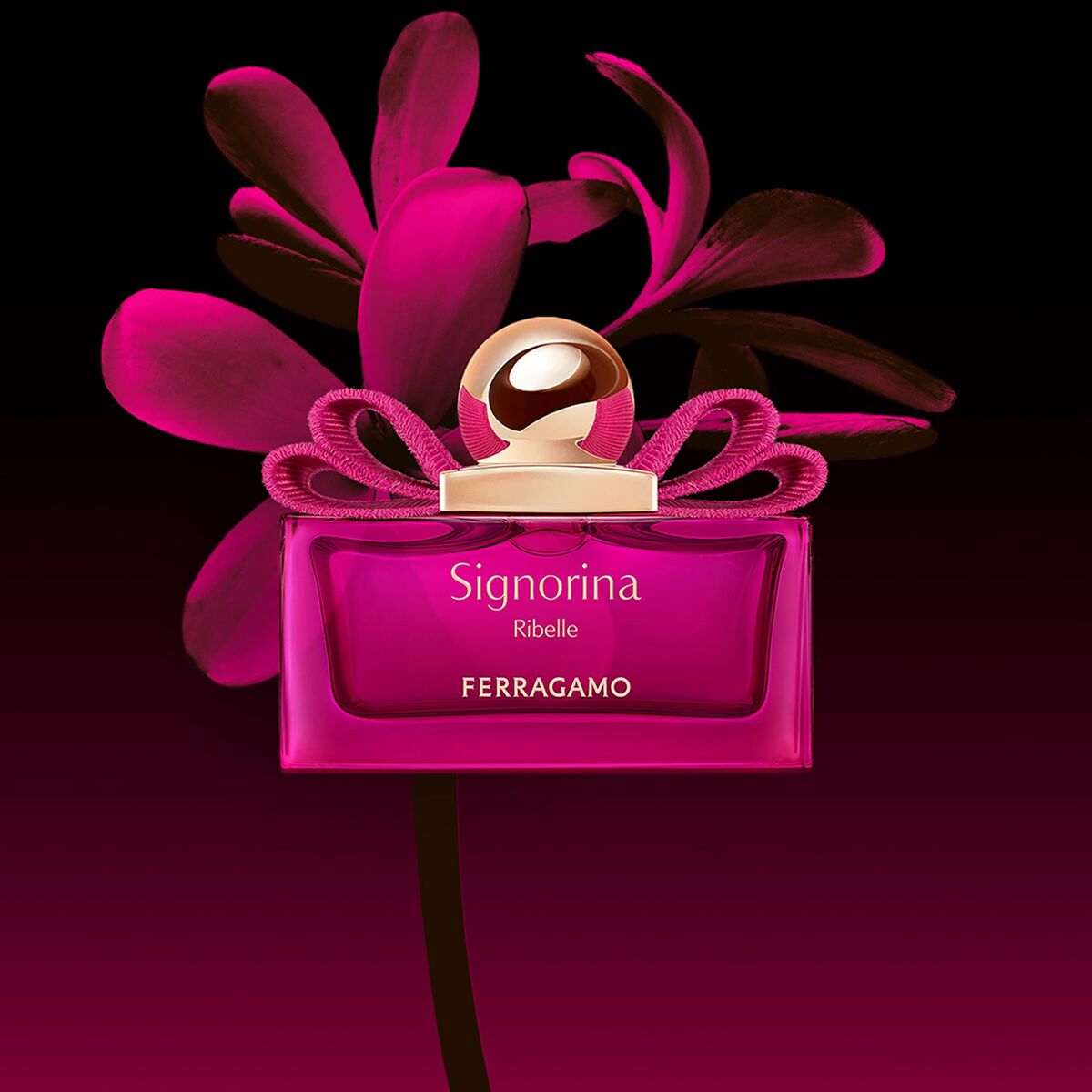 Parfum Unisexe Salvatore Ferragamo Signorina, flacon rose avec détail élégant, sur fond floral.