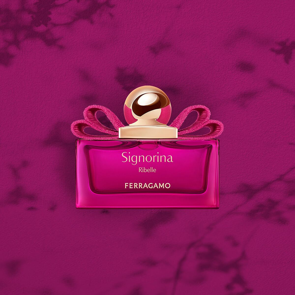 Parfum Unisexe Signorina Ribelle de Salvatore Ferragamo sur fond violet, élégant et coloré.