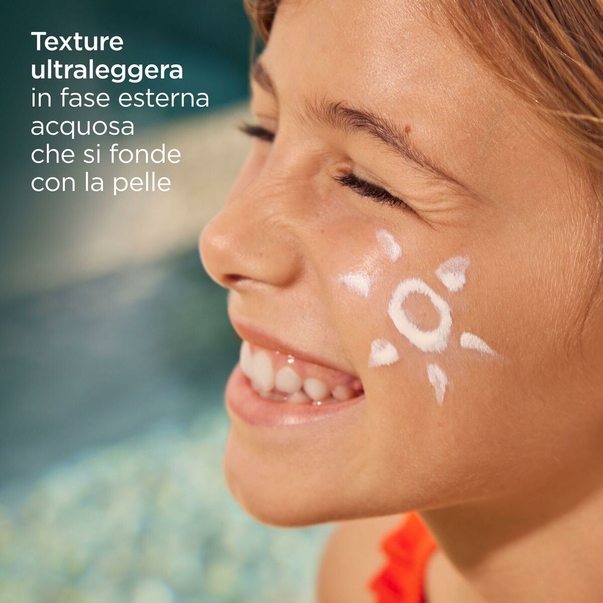Fille souriante avec écran solaire sur le visage, mettant en avant la texture légère et aquatique du produit de soins.