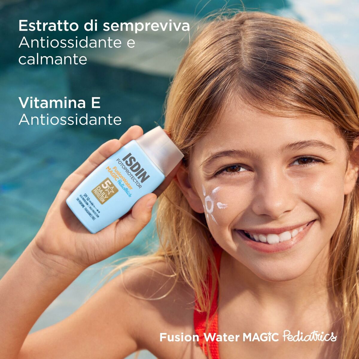 Fille souriante tenant le produit Isdin FOTOPROTECTORES avec protection solaire pour enfants, riche en antioxydants.