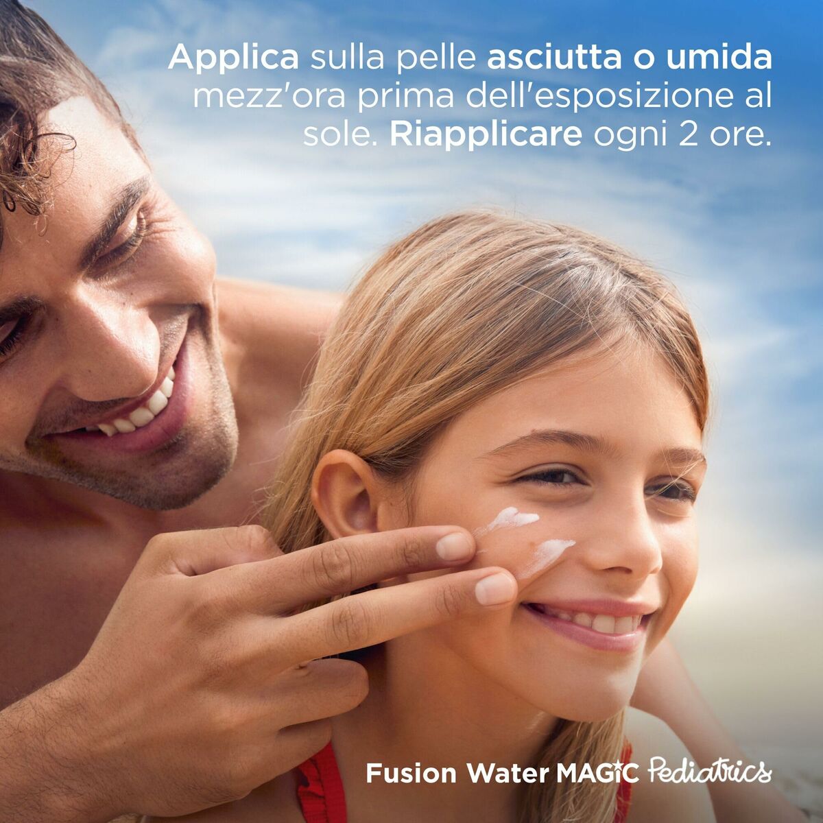 Un père applique une crème solaire sur le visage de sa fille avant l'exposition au soleil, promotion de Fusion Water MAGIC.