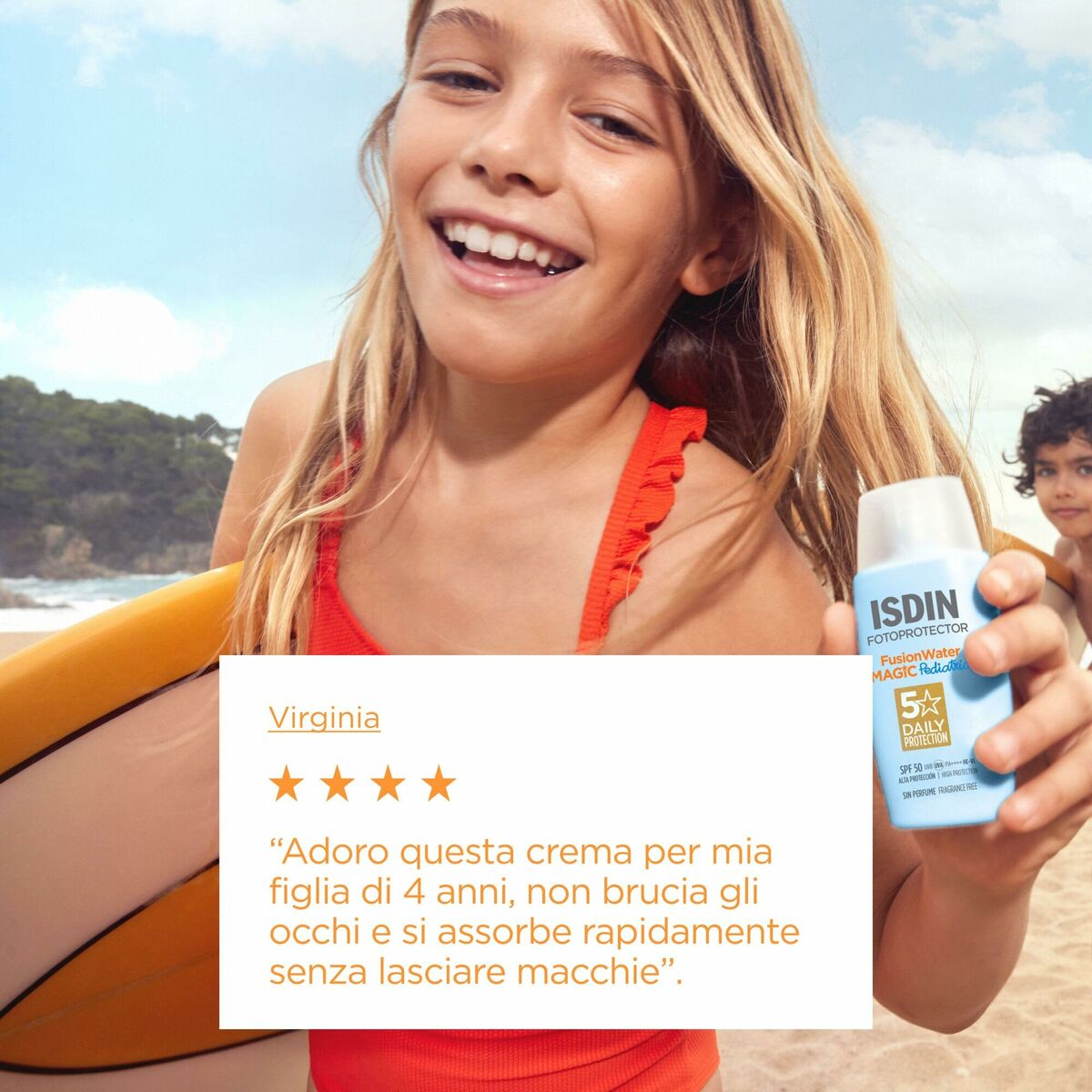 Une jeune fille souriante tenant un produit Isdin Fotoprotector, avec un avis enthousiaste sur sa sécurité pour les enfants.