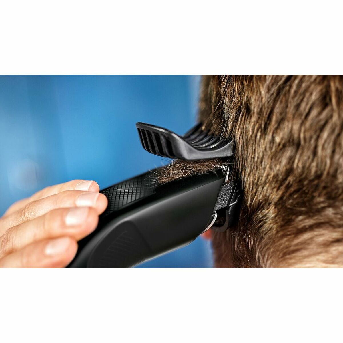 Tondeuse Philips serie 3000 en action, coupant les cheveux avec précision, selle ergonomique pour un confort optimal.