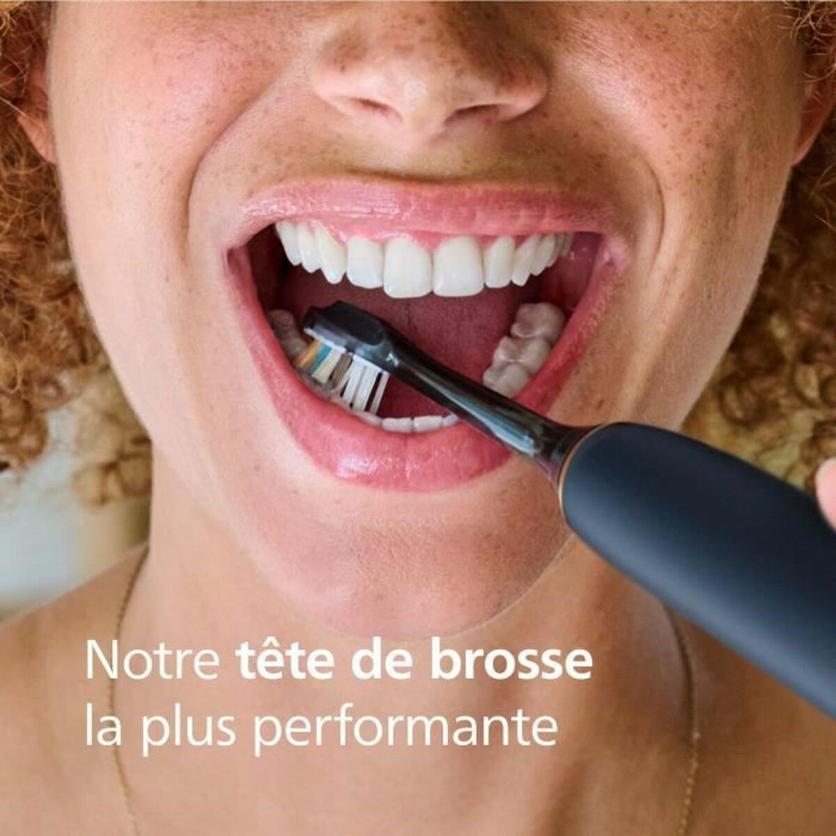 Femme utilisant une tête de brosse Philips noire pour un brossage efficace des dents.